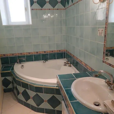 Chateau Rousselle Bed & Breakfast