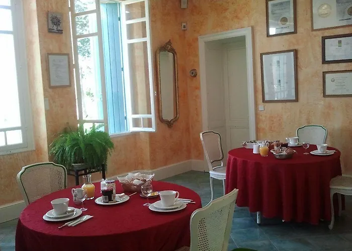 Chateau Rousselle Bed & Breakfast Saint-Ciers-de-Canesse
